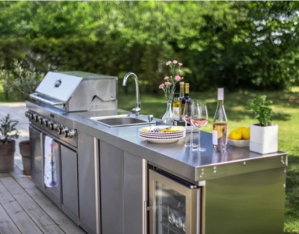 Utekök i rostfritt med grill och diskho i trädgården