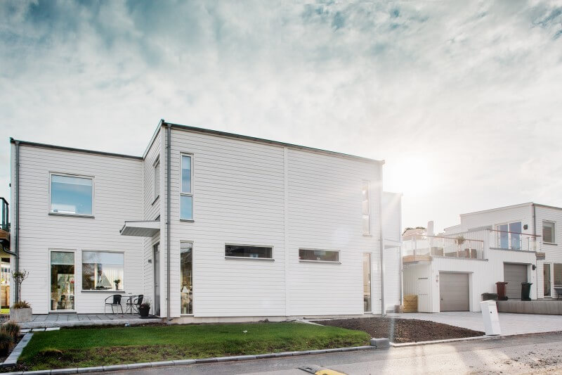 Modern tillbyggnad i två plan