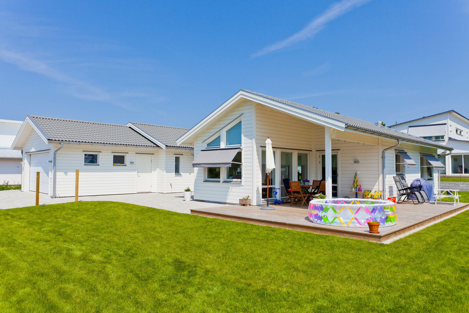 Tillbyggnad med extra vardagsrum och stora fönster – Båstad
